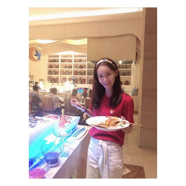 Tak selalu pakai dress, pemain film E.X.I.T tersebut juga tampil santai dengan kaus dan celana. Di foto ini, Yoona terlihat manis dengan kaus merah dan celana jeans berdetail tali pinggang serta aksesori bando. Foto: Instagram @yoona__lim