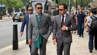Mengenakan jas dan kacamata hitam keduanya pun bersiap menuju ke lokasi pertemuan. Penampilan Ridwan Kamil semakin ciamik dengan tambahan syal berwarna hijau. Istimewa/Dok. Rudiana