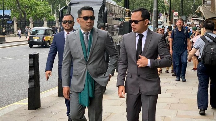 Gubernur Jawa Barat Ridwan Kamil dan Wali Kota Bogor Bima Arya berkunjung ke Inggris. Seperti apa gaya dua pemimpin daerah ini saat berkunjung ke sana?