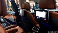 Secara dimensi BMW X7 memiliki panjang 5.151 mm, lebar 2.000 mm, dan tinggi 1.805 mm, serta sumbu roda 3,105mm.