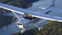 Pesawat Cessna adalah pabrikan Textron Aviation Inc, perusahaan ini dibentuk tahun 2014 lalu mengakuisisi Beechcraft, Hawker Aircraft lalu disusul Cessna Aircraft Company (Textron Aviation Inc)