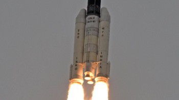 Misi ini akan terbang selama 2 bulan sebelum memposisikan diri sekitar 100 kilometer dari permukaan Bulan. Dari situ, lander bernama Vikram bakal memisahkan diri dan mendarat. Foto: ISRO