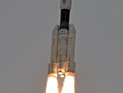 Melihat India Lesatkan Roket Menuju Bulan, Rakyat Merayakan