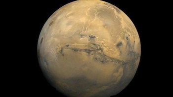 Sailor Canyon. Mars tidak hanya memiliki gunung berapi terbesar di tata surya, tetapi juga ngarai terbesar. Menurut NASA, Valles Marineris panjangnya sekitar 3.000 kilometer, sekitar empat kali ukuran Grand Canyon Colorado (panjangnya sekitar 800 kilometer). Foto: NASA