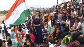 Meski demikian, rakyat India tetap bangga dengan pencapaian ini. Mereka mengapresiasi kerja keras para ilmuwan dan profesor di bidang antariksa dan mendapat suntikan semangat lebih banyak untuk menyiapkan teknologi lebih canggih menuju Bulan. Foto: Associated Press
