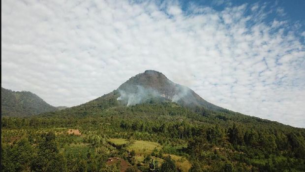 Asap putih masih tampak di atas Gunung Panderman. Pertanda kobaran api masih membara di gunung tersebut.
