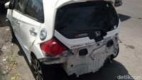 Sementara Honda Mobilio rusak bagian belakang.