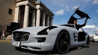 Burek berkeliling kota Warsawa, Polandia, dengan menggunakan sepeda uniknya yang menyerupai mobil Mercedes SLS AMG.