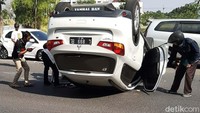 Kejadian bermula saat mobil Outlander yang dikemudikan seorang wanita diduga mengantuk dan menabrak mobil Brio yang sedang tambal ban. Mobil kemudian terbalik.