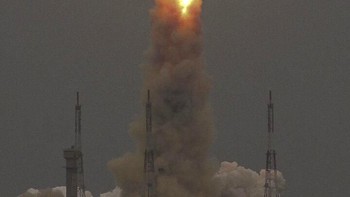 Rover robotika bernama Pragyan yang diangkut robot ini akan berada di Bulan selama 14 hari untuk mengumpulkan sampel mineral dan kimia untuk analisis ilmiah. Sedangkan wahana di orbit akan memetakan permukaan Bulan dan mempelajari atmosfernya. Foto: Associated Press