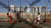 Dua anak ini lebih memilih bermain sepakbola dari pada bermain air di Kanal Banjir Barat.