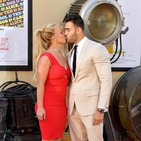 Di karpet merah, keduanya tak sungkan untuk memamerkan kemesraan mereka. Keduanya terpaut usia yang cukup jauh. Britney lebih tua 12 tahun dari sang kekasih. (Foto: Matt Winkelmeyer/Getty Images)