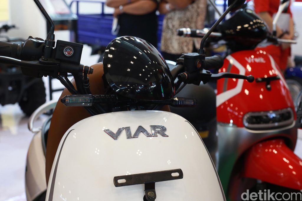 Model berpose di atas motor listrik Viar Q1 pada pameran otomotif Gaikindo Indonesia International Auto Show (GIIAS) ke-27 tahun 2019 di ICE BSD, Tangerang, Banten, Selasa (23 /7/2019).