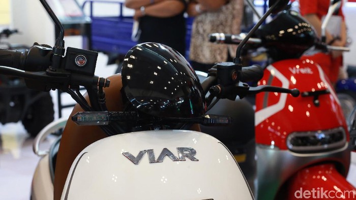 Model berpose di atas motor listrik Viar Q1 pada pameran otomotif Gaikindo Indonesia International Auto Show (GIIAS) ke-27 tahun 2019 di ICE BSD, Tangerang, Banten, Selasa (23 /7/2019).