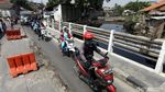 Aksi Sopir Menantang Maut di Jembatan Amblas Tegal Alur