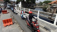 Jembatan di Jalan Kamal Raya, Tegal Alur, Jakarta Barat, sudah amblas berminggu-minggu.