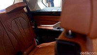Tak hanya itu, BMW X7 juga menghadirkan kelapangan dengan tiga baris kursi berkapasitas enam penumpang.