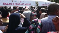 Para warga berkumpul memenuhi lokasi sejak pagi untuk menghadiri acara bakti sosial.