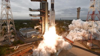Dalam bahasa Sanskerta, Chandrayaan berarti kendaraan Bulan. Misi ini awalnya dijadwalkan meluncur pada 15 Juli, tapi ditunda hanya 56 menit sebelum mengangkasa karena masalah teknis. Foto: ISRO