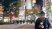 Saat plesiran ke Jepang, Cakra memilih untuk menghangatkan diri dengan secangkir kopi hangat. Sluurp! Foto: Instagram cakra_cyp