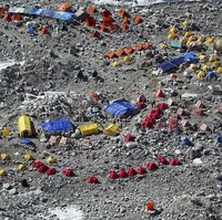 Otoritas China terpaksa menutup base camp di Gunung Everest, Tibet, untuk para turis karena jumlah pengunjung yang membludak melebihi kapasitas. Pemerinta China juga telah mengumumkan kalau base camp tersebut sebagai tempat yang terlalu populer dan trafik pengunjung terlalu ramai. Setelah ditutup base camp hanya akan dibuka untuk pendaki dan jumlahnya pun dibatasi maksimal 300 orang per tahun. Foto: Paula Bronstein/Getty Images