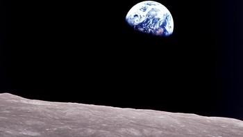 Ini merupakan salah satu foto Bumi yang paling ikonik, karena menunjukkan planet kita dari kejauhan dengan permukaan Bulan yang bergelombang di depannya. Foto bertajuk Earthrise ini diambil oleh astronaut Apollo 8 dari permukaan Bulan pada 24 Desember 1968. Foto: NASA