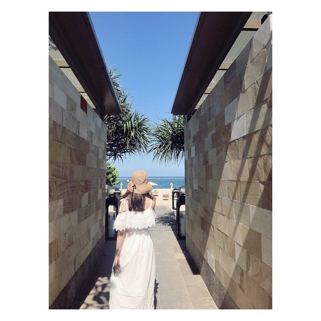 Dalam kesempatan lain, Yoona kedapatan mengenakan dress putih cantik. Busana itu pun membuatnya OOTD-nya di pantai terlihat semakin cantik. Foto: Instagram @yoona__lim