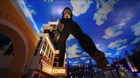 Satu tangan King Kong ini mencengkeram gedung dan tangan satunya menggantung. Jika berfoto di bawah King Kong Tower maka Anda akan terlihat ingin diraih oleh tangan King Kong. (Trans Studio cibubur)