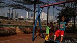 Keceriaan Anak-anak Bermain di Kanal Banjir Barat
