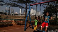 Selain sungai, anak-anak juga asyik bermain di taman sekitar Kanal Banjir Barat.