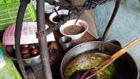 Umumnya nasi pindang Kudus disajikan dalam angkringan. Panci berisi pindang daging selalu dipanaskan dengan api kecil sehingga selalu panas mengepul. Foto : Instagram @novi_1603