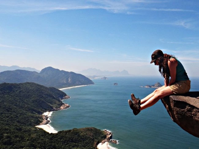Pedra do Telegrafo yang berada di Rio de Janeiro, Brasil, terkenal karena banyaknya bebatuan unik sehingga menjadi spot favorit banyak turis untuk berfoto. Namun antusiasme wisatawan tak diimbangi dengan kesadaran mereka untuk menjaga kebersihan. Banyak yang datang dan buang sampah sembarangan serta mencoret-coret bebatuan sehingga keindahannya pun rusak. Foto: getyourguide