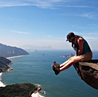 Pedra do Telegrafo yang berada di Rio de Janeiro, Brasil, terkenal karena banyaknya bebatuan unik sehingga menjadi spot favorit banyak turis untuk berfoto. Namun antusiasme wisatawan tak diimbangi dengan kesadaran mereka untuk menjaga kebersihan. Banyak yang datang dan buang sampah sembarangan serta mencoret-coret bebatuan sehingga keindahannya pun rusak. Foto: getyourguide