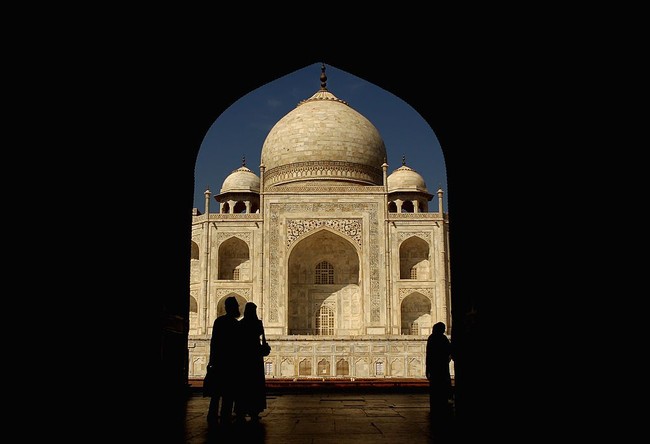Taj Mahal jadi salah satu destinasi wisata utama saat turis berkunjung ke India. Jutaan turis mendatangi situs bersejarah ini tiap tahunnya, dan semakin bertambah sejak munculnya era media sosial. Namun akibatnya Taj Mahal jadi seakan tak terurus. Dilaporkan bahwa marmer putih pada istana ini menjadi kuning karena polusi, dinding serta lantai pun rusak karena turis yang kelewat padat. Foto: Mark Dadswell/Getty Images