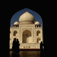 Taj Mahal jadi salah satu destinasi wisata utama saat turis berkunjung ke India. Jutaan turis mendatangi situs bersejarah ini tiap tahunnya, dan semakin bertambah sejak munculnya era media sosial. Namun akibatnya Taj Mahal jadi seakan tak terurus. Dilaporkan bahwa marmer putih pada istana ini menjadi kuning karena polusi, dinding serta lantai pun rusak karena turis yang kelewat padat. Foto: Mark Dadswell/Getty Images