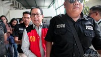 Jokdri mengenakan rompi tahanan bersiap memasuki ruang sidang. Dalam kasus ini, dia akan divonis mengenai perusakan barang bukti terkait dugaan pengaturan skor sepakbola.