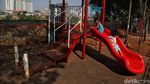 Keceriaan Anak-anak Bermain di Kanal Banjir Barat