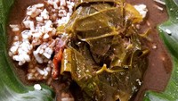 Siapa ngga ngiler? Pindang daging Kudus ini berkuah santan encer dengan isian daging dan daun melinjo. Disajikan di piring beralas daun pisang. Sedap! Foto : Instagram @pmwgio