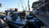 Sejumlah nelayan beraktivitas di sekitar proyek tanggul pengaman pantai.