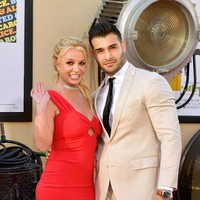 Dalam kehidupan Britney Spears, Sam Asghari setia menemani ketika pelantun Baby One More Time itu menjalani perawatan kesehatan mental pada 2019. Saat itu amai tagar free Britney Spears untuk kebebasan hidupnya yang diyakini selama ini terlalu diatur oleh keluarganya. Satu-satunya orang yang ketika itu bisa membuat Britney bahagia adalah Sam Asghari.  Foto: Matt Winkelmeyer/Getty Images