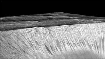 Lereng di Kawah Hale: Kadang muncul lereng di Mars yang disebut recurring slope lineae (RSL) di sekitar kawah pada saat cuaca hangat. Masih belum diketahui apakah lereng tersebut. Ada yang menganggapnya bukti air mengalir di permukaan Mars. Foto: NASA