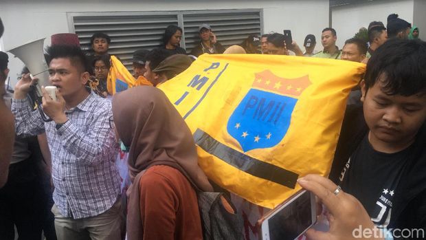 Demonstrasi sejumlah mahasiswa di kawasan Balai Kota DKI Jakarta, Selasa (23/7/2019)