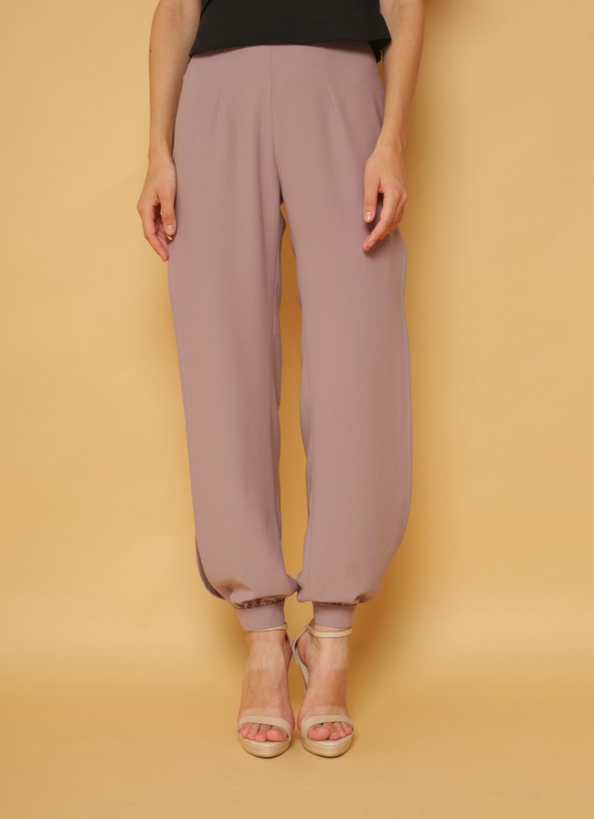 Terkadang celana formal punya bahan yang lebih kaku dan tebal. Jika ingin memakai bawahan yang lebih santai tapi tetap cocok dipakai kerja, opsi dari CDC The Label ini dapat dipilih. Taupe Illusion Pants berikut dijual Rp 795 ribu. Foto: Dok. Bobobobo