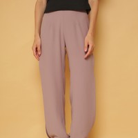Terkadang celana formal punya bahan yang lebih kaku dan tebal. Jika ingin memakai bawahan yang lebih santai tapi tetap cocok dipakai kerja, opsi dari CDC The Label ini dapat dipilih. Taupe Illusion Pants berikut dijual Rp 795 ribu. Foto: Dok. Bobobobo