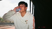 Terlepas dari kasus narkoba yang menjeratnya, pemain film Surat Cinta untuk Starla ini rutin minum air mineral untuk kesehatan tubuhnya. Foto: Instagram @Jefrinichol