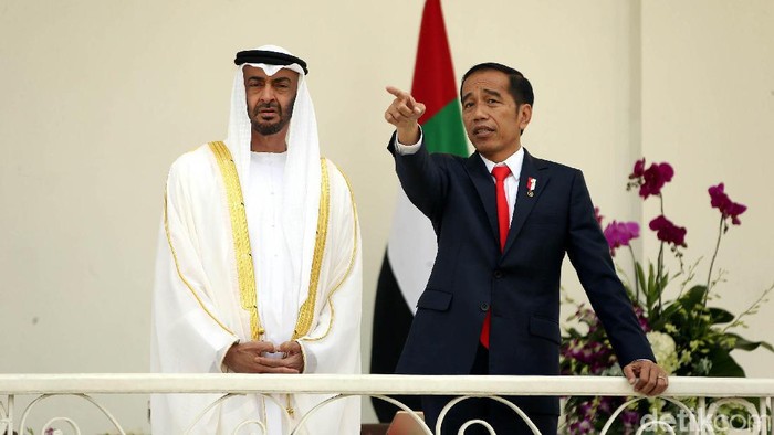 Jokowi Bertemu Putra Mahkota Abu Dhabi Presiden Joko Widodo gelar pertemuan dengan Putra Mahkota Abu Dhabi Sheikh Mohamed Bin Zayed Al Nahyan di Istana Bogor. Yuk, lihat momen kebersamaan keduanya.