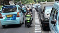 Jalanan yang kerap macet membuat mereka nekat melawan arus.