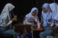 Di 'Susu Moeria' yang Berusia 81 Tahun Ini Masih Bisa Minum Susu Sapi Murni