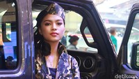 Penampilan seorang SPG di samping mobil Jeep yang dipamerkan di GIIAS 2019.