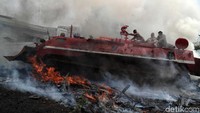 Tank ini juga memiliki kekuatan peralatan  buldoser di depan untuk membuat lintasan penghalang api.